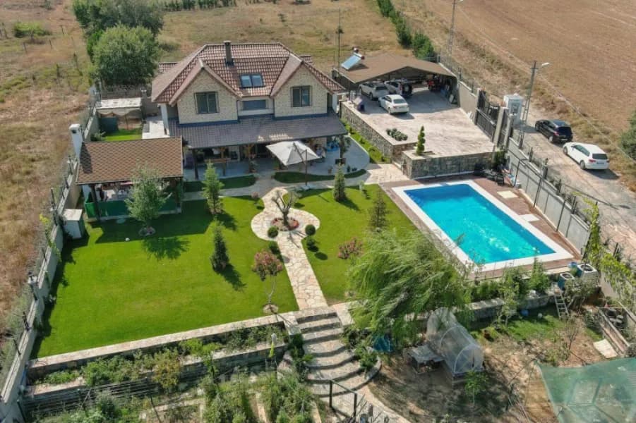 Bahçeli Villa ve Havuz — 1