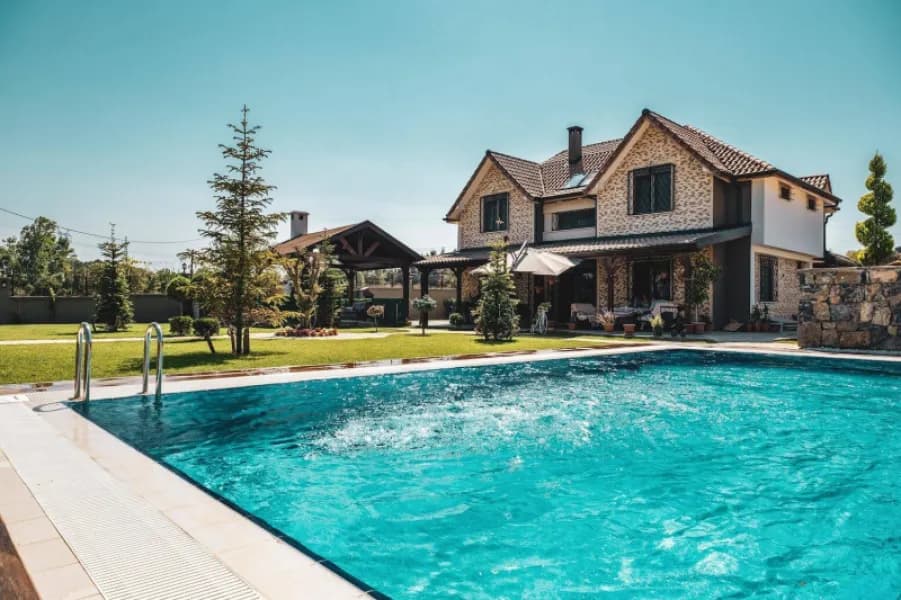 Kır Villası ve Havuz — 1