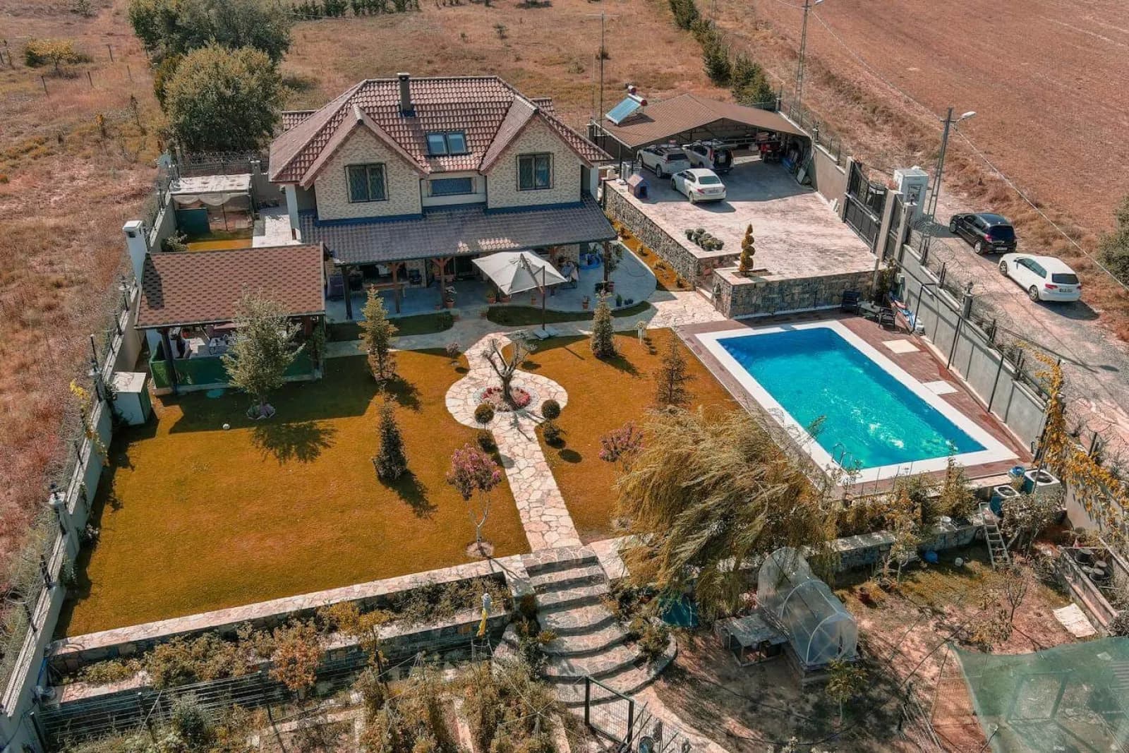 Kır Villası ve Havuz — 2